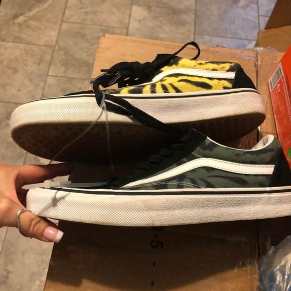 Men's Vans Old Skool Tie-Dyed Sneakers - 10 - Picture 2 of 10